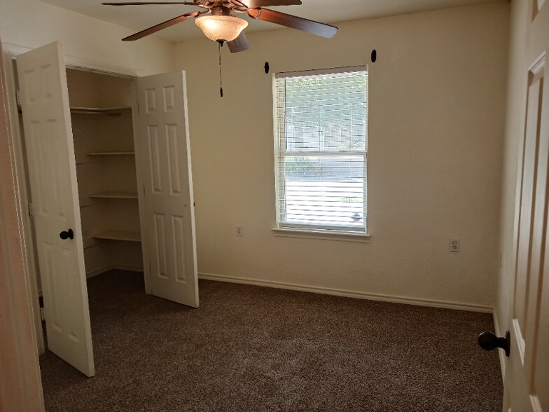 Building Photo - 715 N Pecan St