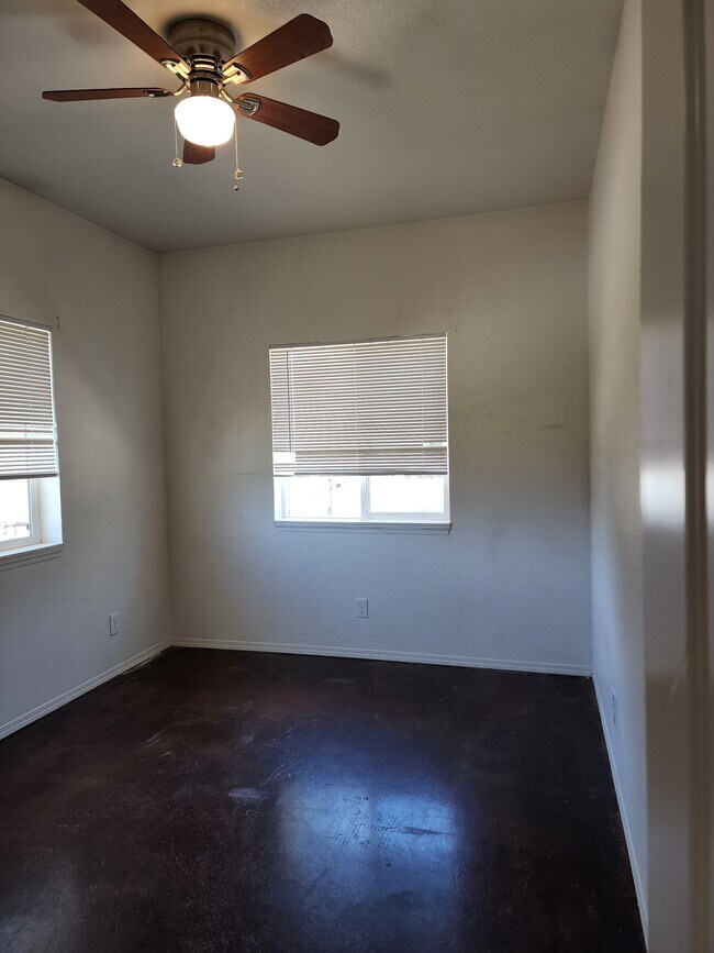 Building Photo - 16902 Hickman Ln