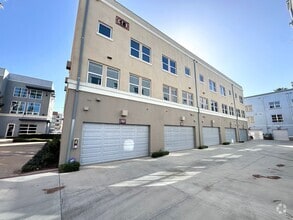 Building Photo - PET FRIENDLY!!!2 Bedroom 3 Bath Condo In T...