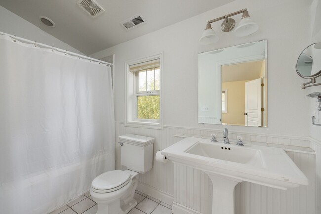 Building Photo - Remodeled & Charming 4 bed/3 bath w/ Yard ...