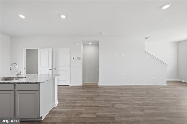 Building Photo - 122 Bowers St