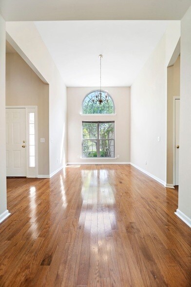 Building Photo - 100 Camden Ct N