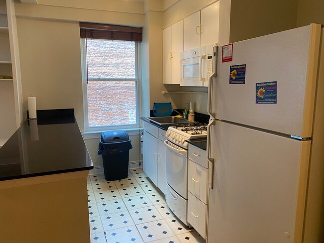 Building Photo - Charming 1 Bed 1 Bath Mid-Rise Condo In We...