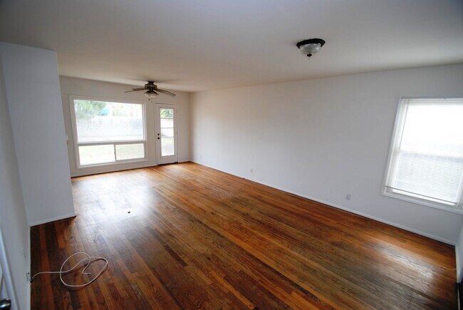 Building Photo - **COMING UP IN FEBRUARY**  3BR/1BA LAKEWOOD HOME NEAR MALL $3600.00