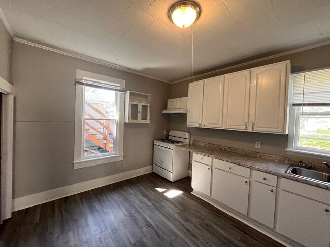 Building Photo - 3 Bedroom 1 Bath House in Davenport!
