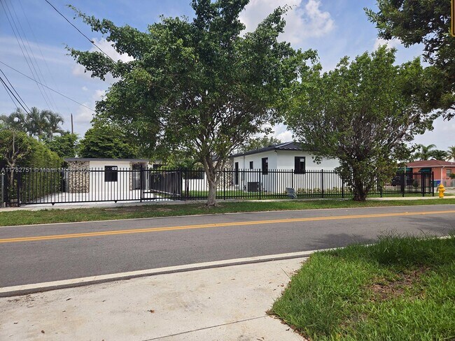 Building Photo - 5152 SW 6th St