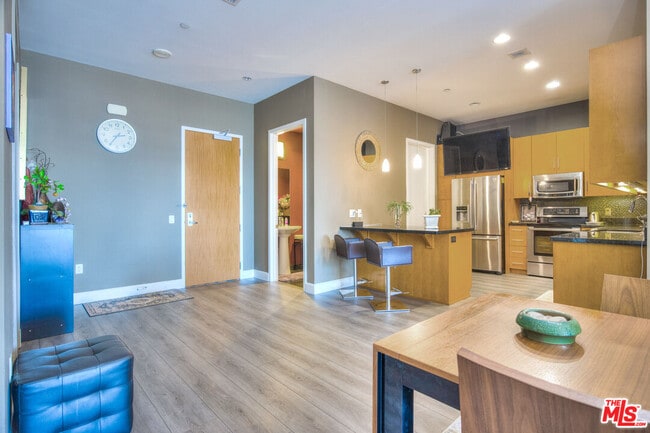 Building Photo - 3223 W 6th St