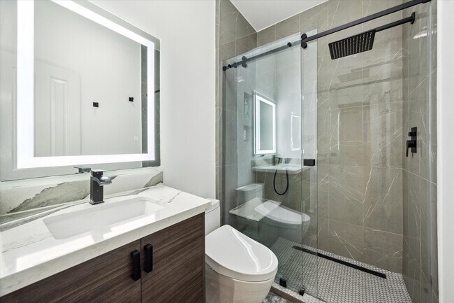 Building Photo - 208 E 12th St