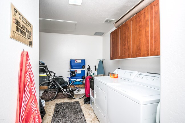 Building Photo - 17 W Vernon Ave