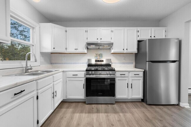 Kitchen - 670 Middletown Ave