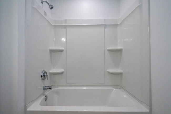 Building Photo - Well Maintained, 3 Bedroom and 2.5 Bathroo...