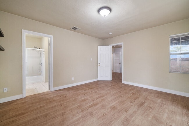 Building Photo - 11050 Keswick St