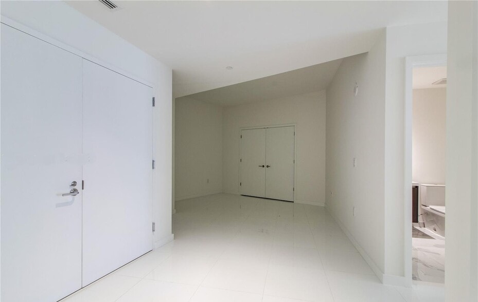 Building Photo - 851 NE 1st Ave