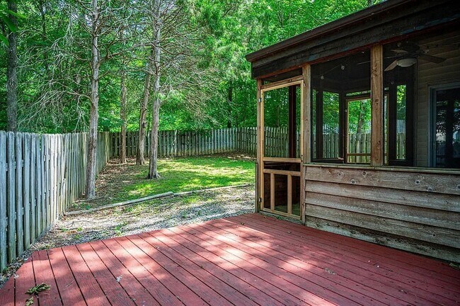Building Photo - Comfort & Convenience Await in This 3 Bed, 2 Bath Farmingham Woods Home