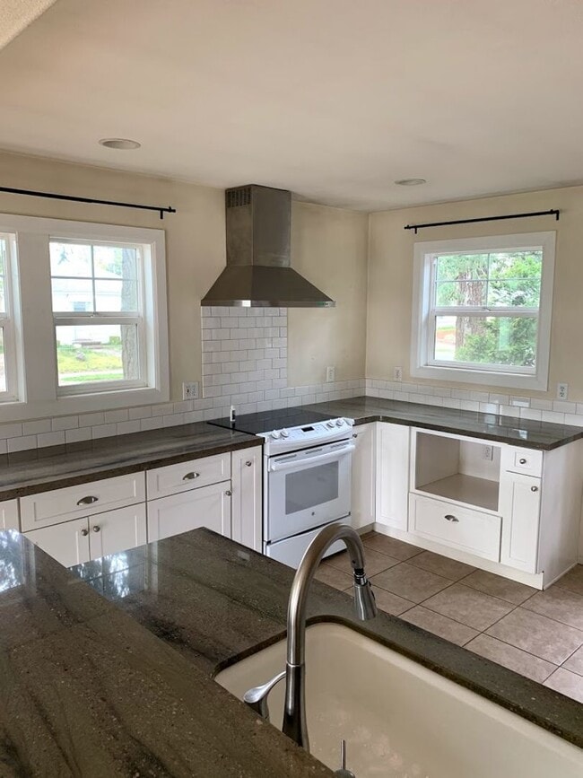 Building Photo - Montavilla 2bd remodeled bungalow. Large k...