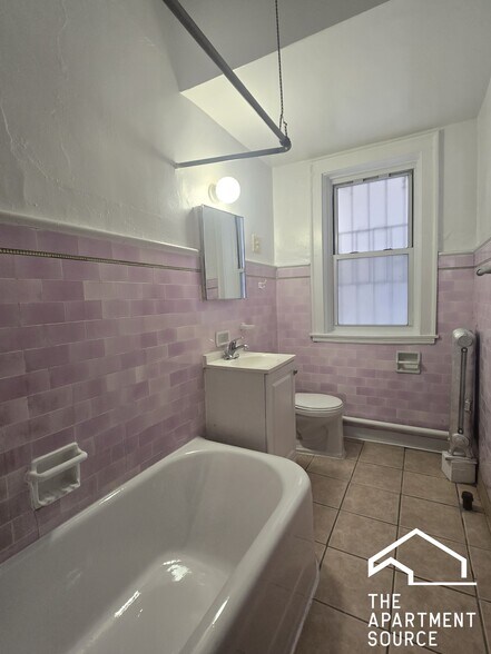 Building Photo - 1806 W Farwell Ave