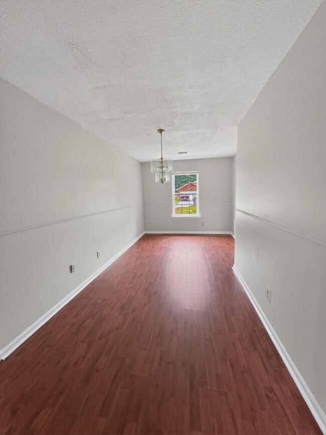 Building Photo - RATE DROP ALERT (was $2100/month) and MOVE-IN SPECIAL: $500 OFF 1ST MONTH'S RENT!**