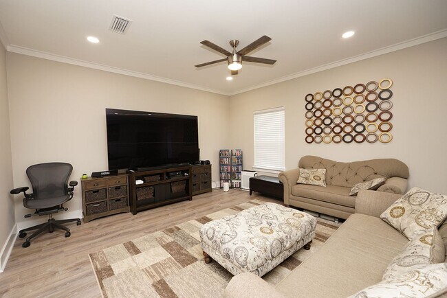 Building Photo - Newer Townhome Conveniently Located Near E...