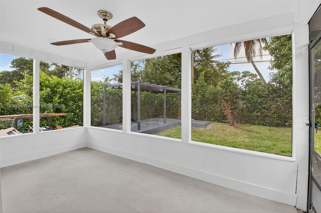Building Photo - 5276 Pine Tree Dr