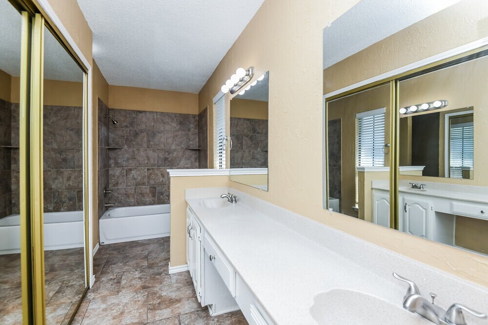 Building Photo - 2733 Forest Creek Dr