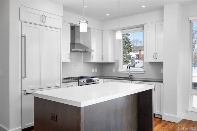 Building Photo - 422 E Boston Post Rd