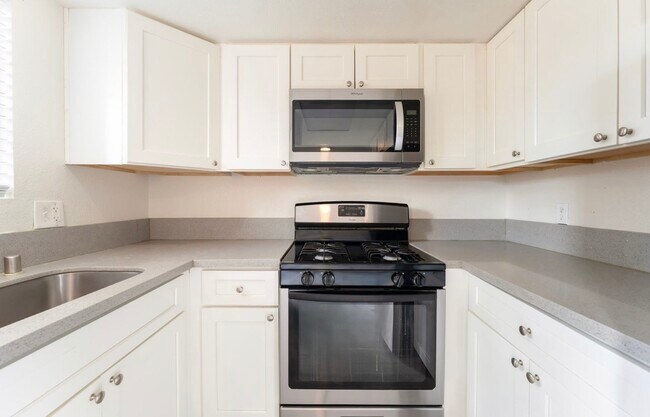 Building Photo - 200 Bel Port Dr