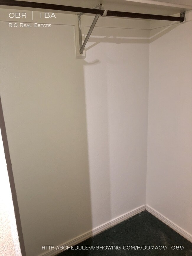 Building Photo - Amazing Garden Level Studio Unit in Uptown!!