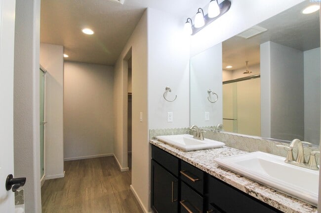 Building Photo - 3 Bed/2 Bath Southeast Kennewick Home