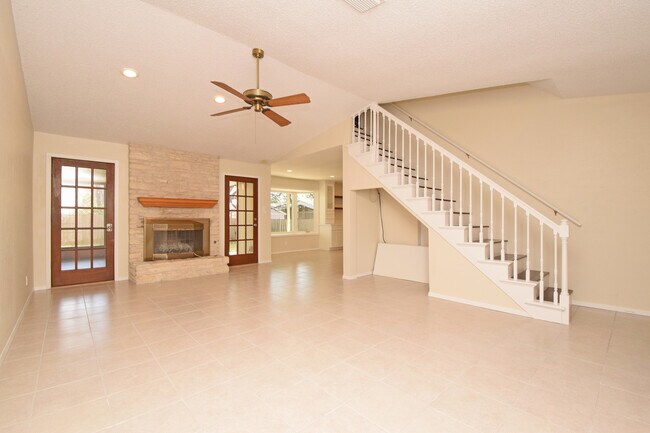Building Photo - 4/3 w/ Fenced yard & enclosed patio!