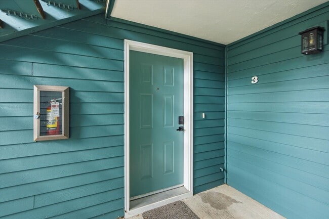 Building Photo - 2 bed 2 bath close to freeway