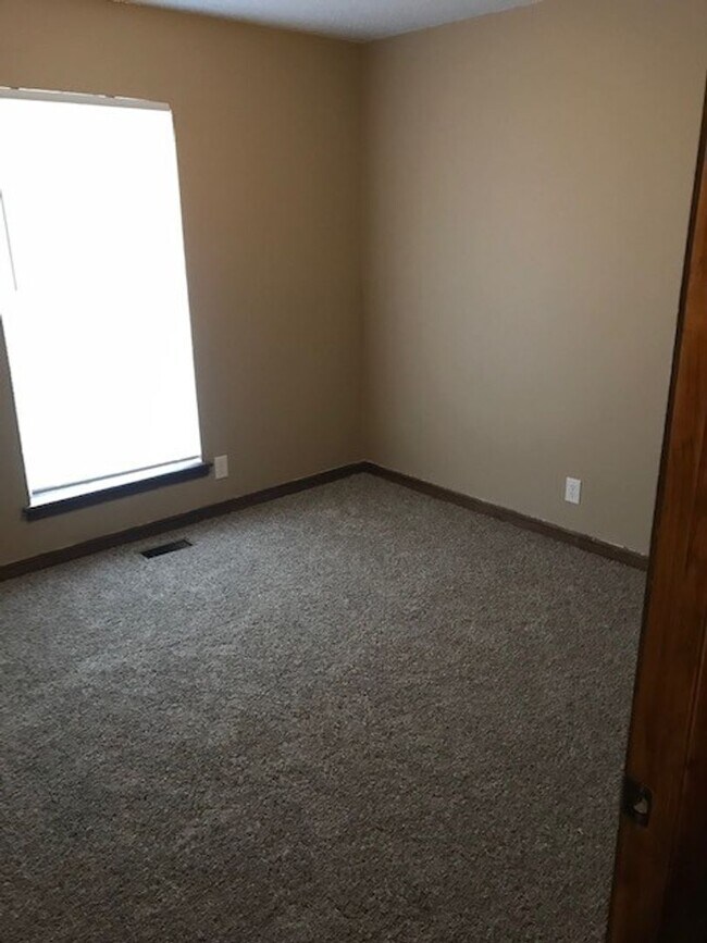 Building Photo - 3 bedroom 2 bath home