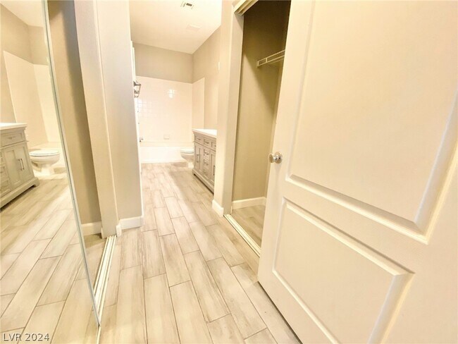 Building Photo - 1900 N Torrey Pines Dr