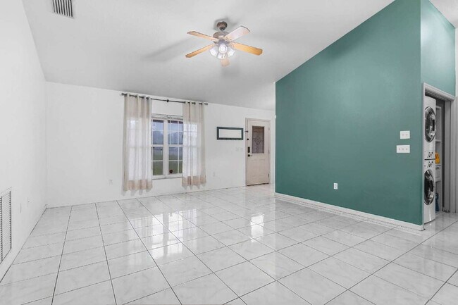 Building Photo - Updated 3BR Home with Fenced Backyard & Great Kitchen