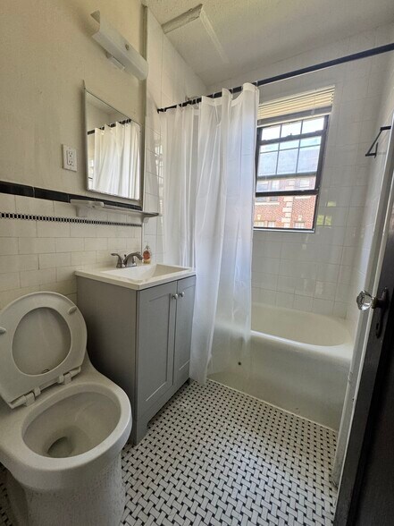 Building Photo - 347 Pleasant St
