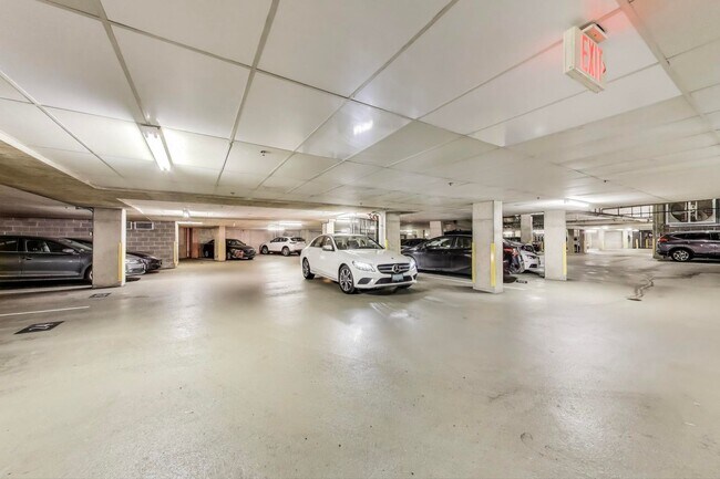 Building Photo - Beautiful 1 bedroom + 1 Ba + Garage space ...