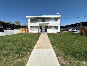 Building Photo - Updated- 1 bedroom- 1 Bath in Secure 8 Ple...