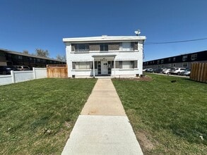 Building Photo - Move in ready 1 bedroom/1 bath in Edgewater! 2nd floor Unit!