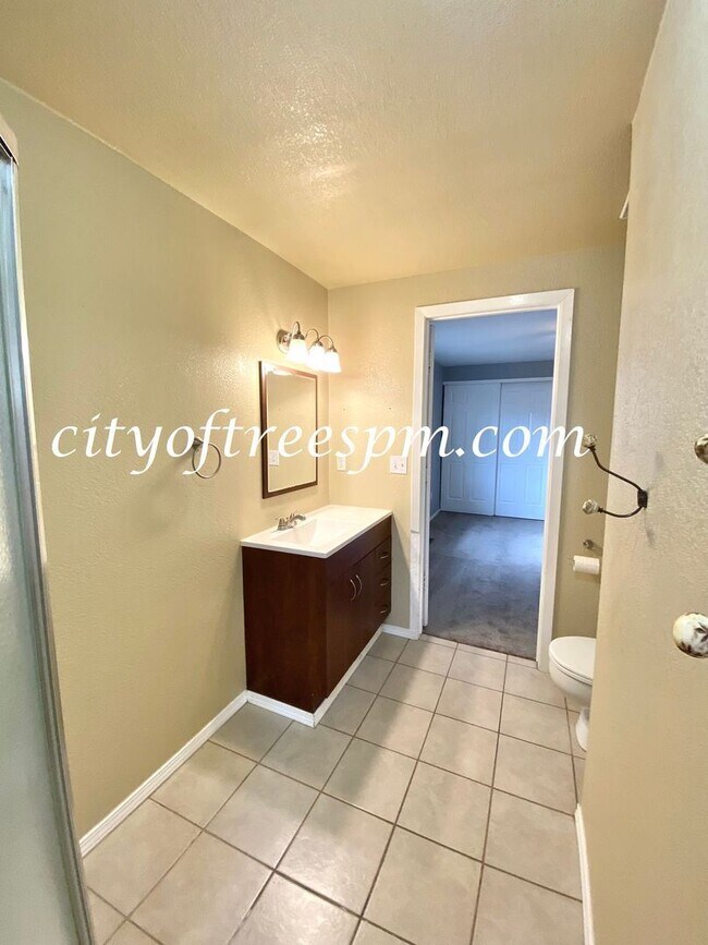 Building Photo - 3 br, 2 bath House - 1233 E Carter St