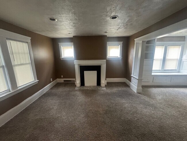 Building Photo - 1056 E 99th St