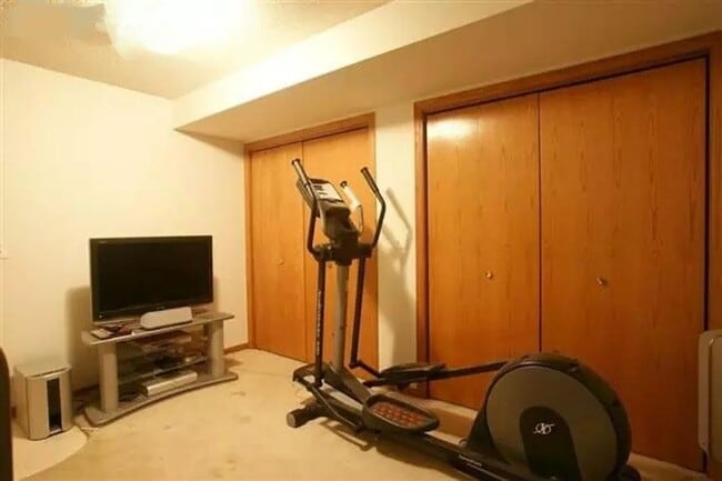 Building Photo - 2 bedroom, 2-1/2 bath end-unit condo west side Iowa City