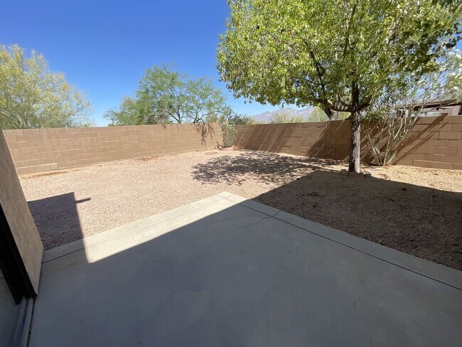 Building Photo - Convenient Eastside location on cul-de-sac