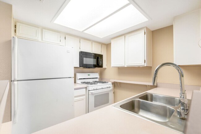 Building Photo - Southwest Las Vegas Condo with Resort-Style Community Amenities!