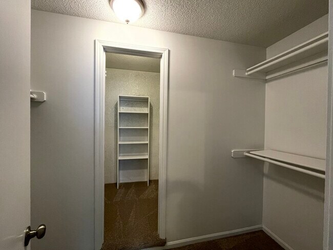 Building Photo - Welcome to this stunning 4-bedroom, 2.5-bathroom home located in the desirable Overland Park.