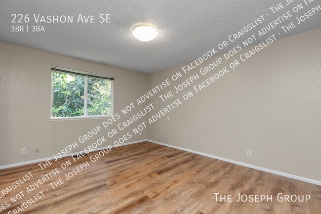 Building Photo - 226 Vashon Ave SE