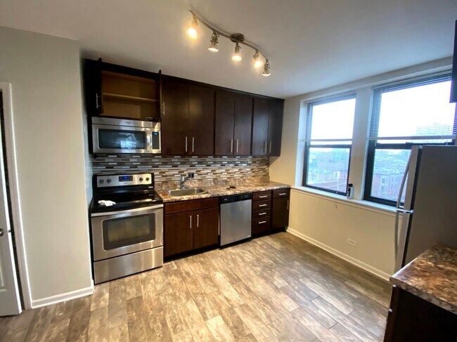 Building Photo - 3933 N Clarendon Ave