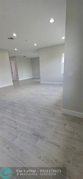 Building Photo - 5461 Empire Dr