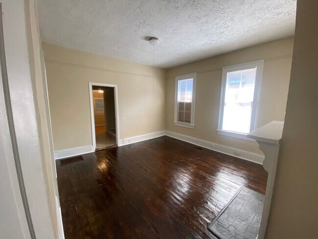 Building Photo - **ON HOLD**3 bedroom/1 bathroom (Great Loc...