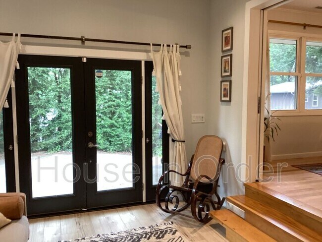 Building Photo - 23 Moore Ave