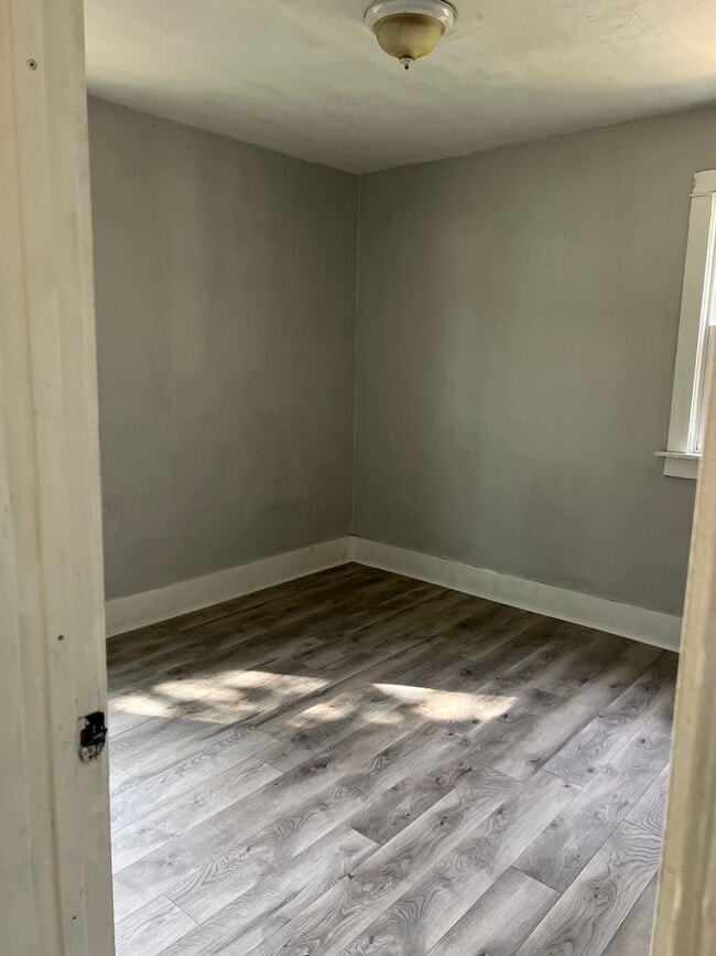Building Photo - SPACIOUS 3 BEDROOM HOME READY TO WELCOME YOU