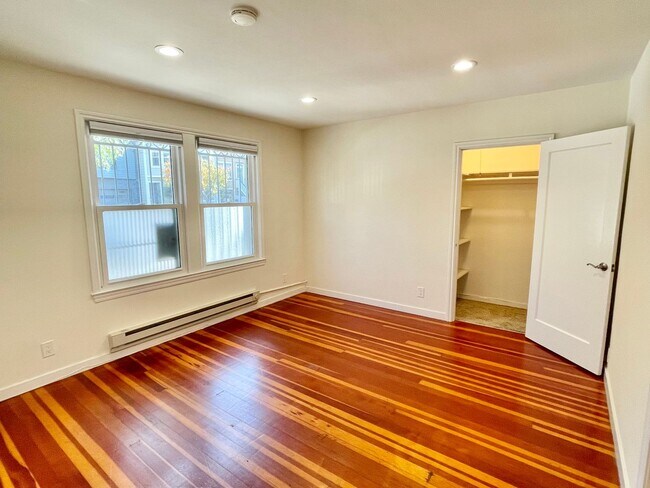 Building Photo - 1BR/1BA Remodeled Garden Unit! Charm Galor...